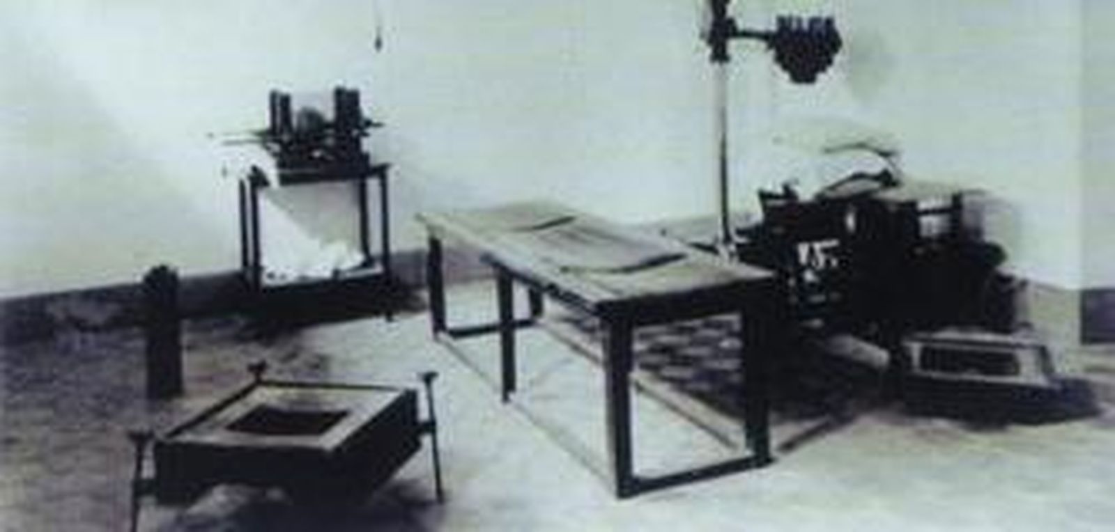 1. Imagen actual del hospital de la Salud 2. El sanatorio en una vista que deja ver el jardín que tenía en propiedad, que se vendió para hacer viviendas. Ya contaba, detrás, con el pabellón Pfeifer. 3. Relación de gastos del sanatorio durante los años 1939-1941. El mantenimiento ascendía a 9.615 pesetas con 19 céntimos. 4. Disponía de todas las novedades técnicas y asistenciales para tratar a los pacientes, como la sala de rayos X de la fotografía. El hospital estaba atendido por las hermanas mercedarias. FOTOS: libro 'El sanatorio de Nuestra Señora de la Salud'.