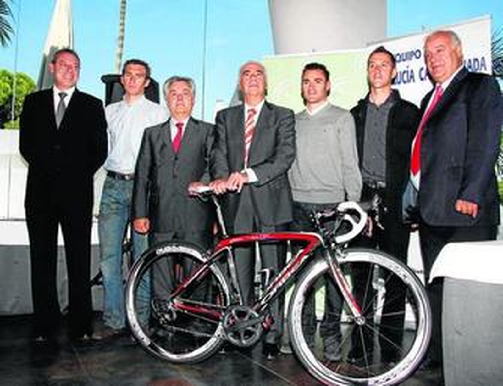 Luciano Alonso y Antonio Jara, en el centro, con algunos miembros y responsables del equipo.