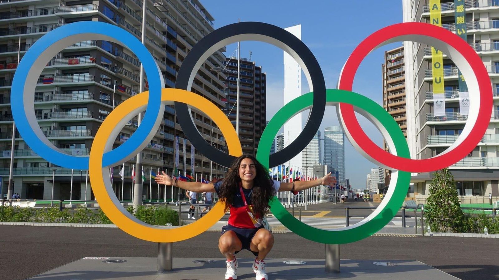 Carmen Cano posa con los aros olímpicos en Tokio.