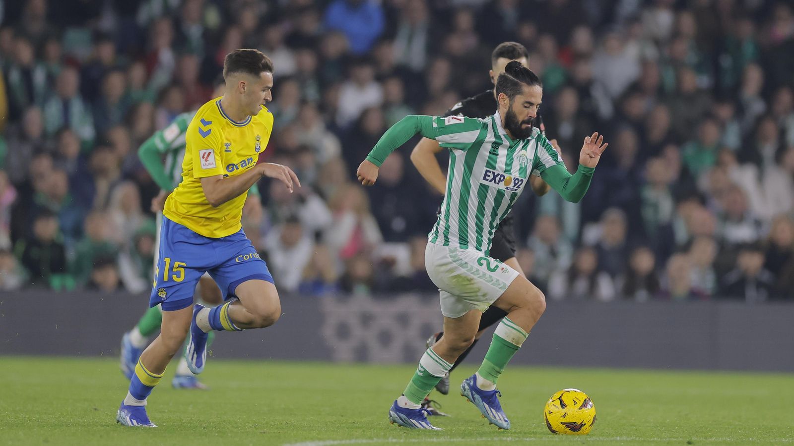 Isco se marcha de Mika Marmol en el encuentro de ida.