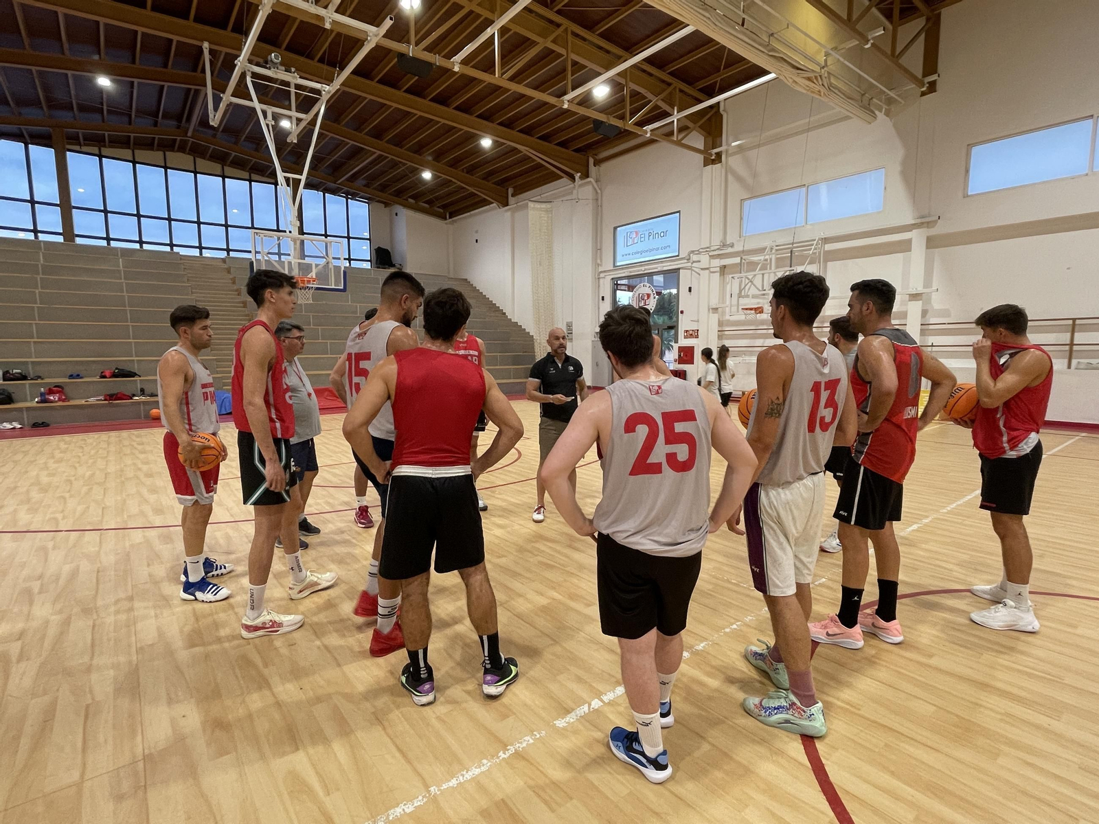 Javier Florido da órdenes en la pretemporada del Colegio El Pinar.