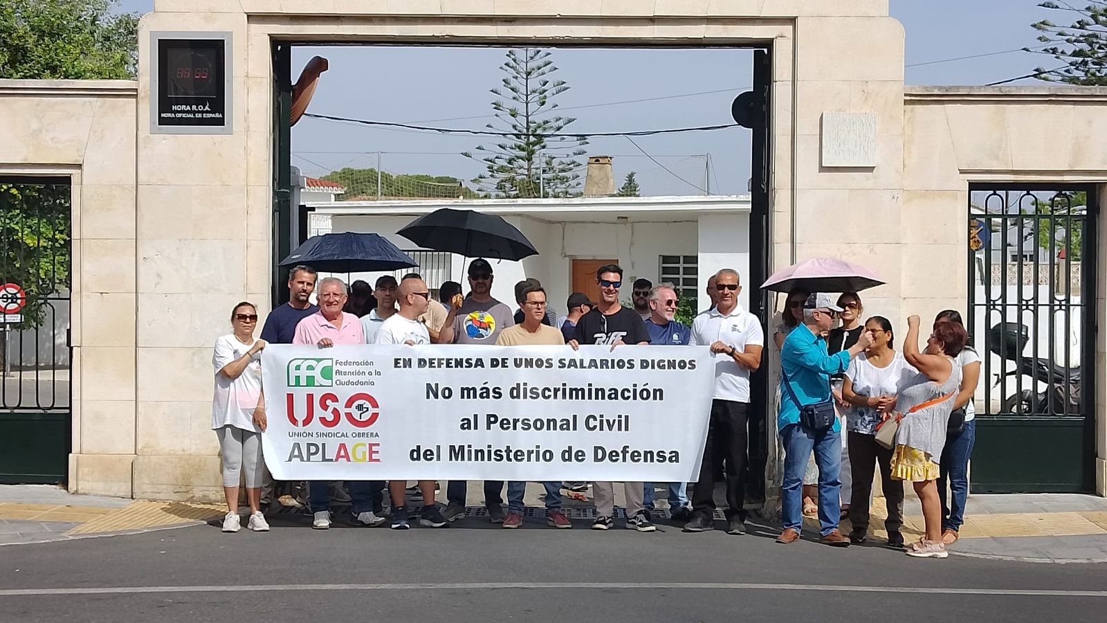 Personal civil de Defensa concentrado ante el Observatorio de Marina, en La Isla.