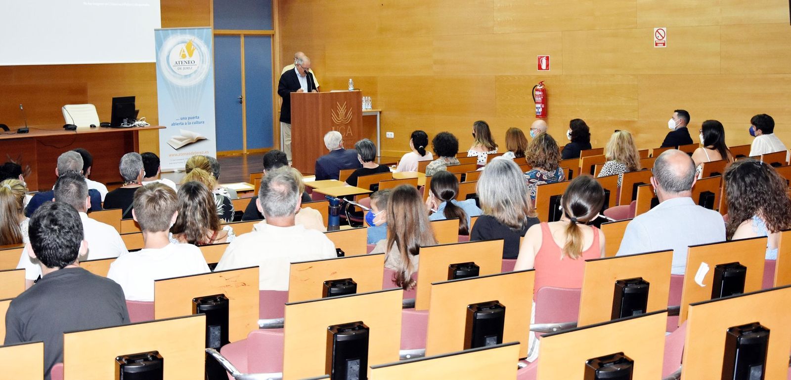 Un momento de la entrega de premios del Certamen para Jóvenes Investigadores del Ateneo de Jerez.