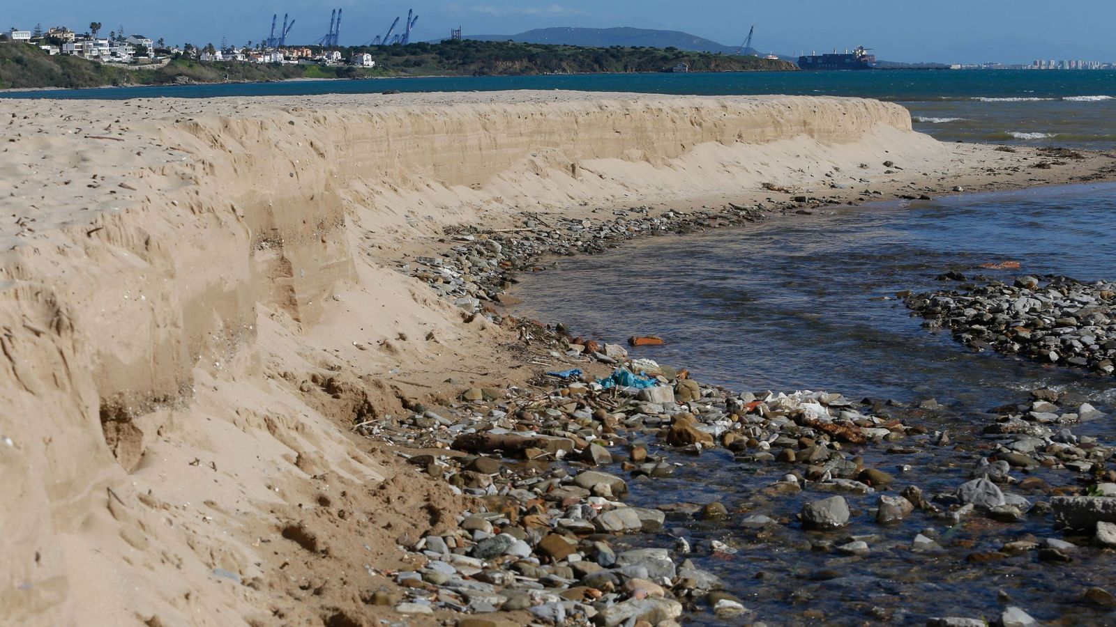 La playa de Getares, en Algeciras, tras el paso de las borrascas de enero y febrero de 2026.