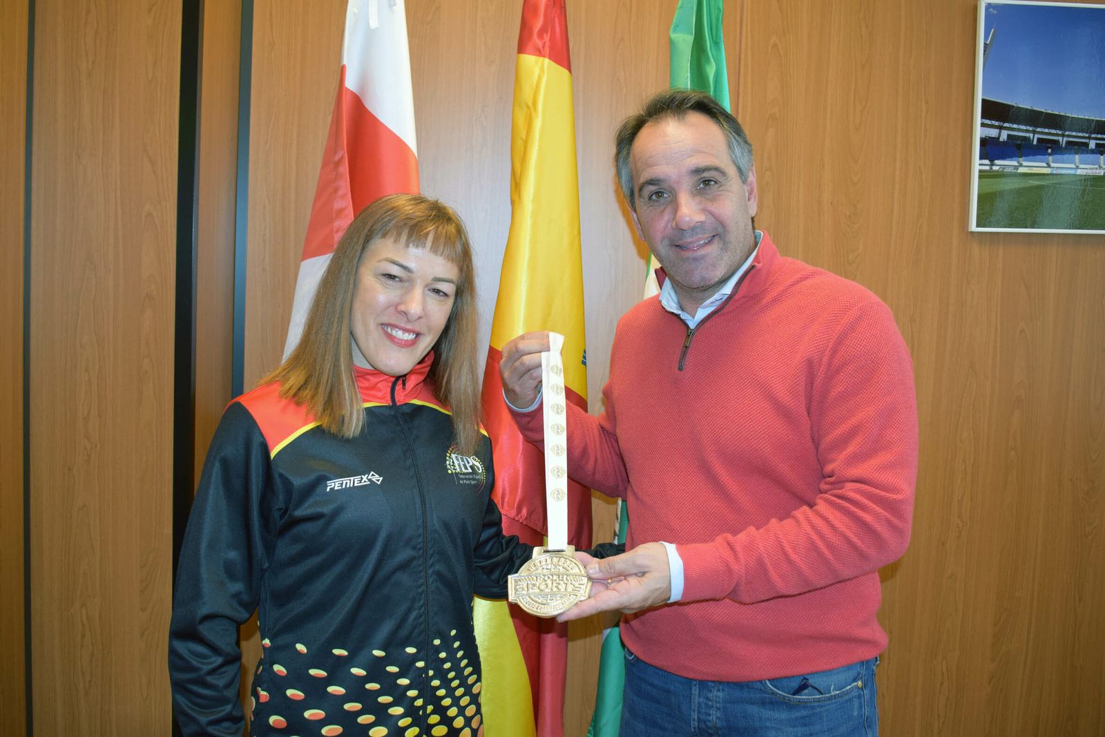 Raquel Ballesta ofreciendo su medalla al concejal de Deportes de la capital, Juanjo Segura