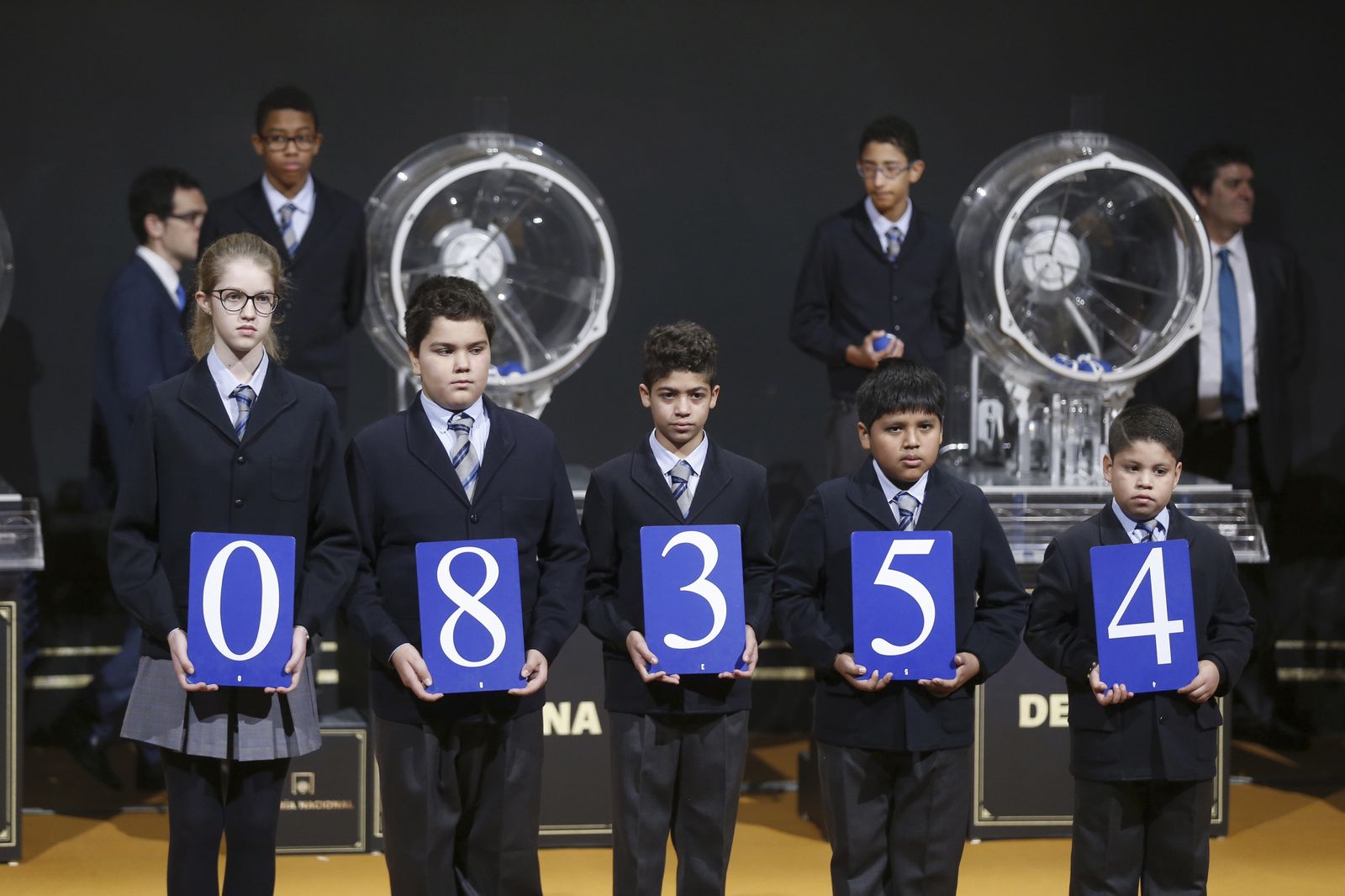 Los niños muestran el Primer Premio de El Niño