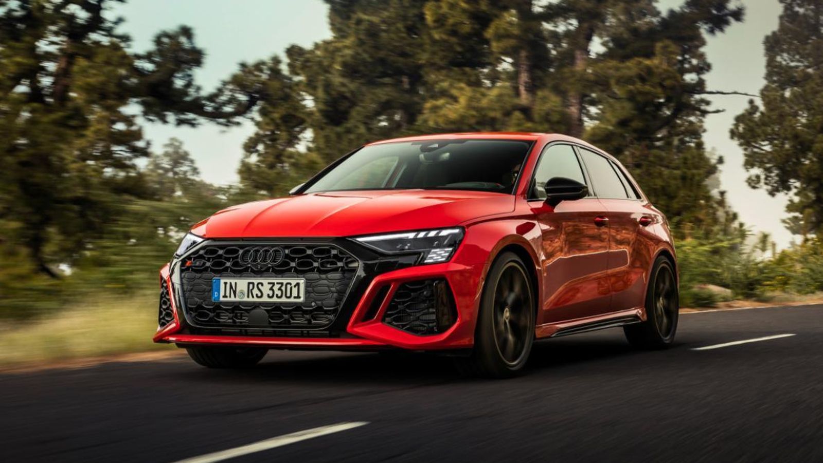 La rejilla con forma de panel y las tomas de aire hacen diferente al RS3. También las salidas de aire tras los pasos de rueda. Las vías son 3,3 y 1 centímetros más anchas que en su predecesor. De serie lleva faros led, con los Matrix en opción.