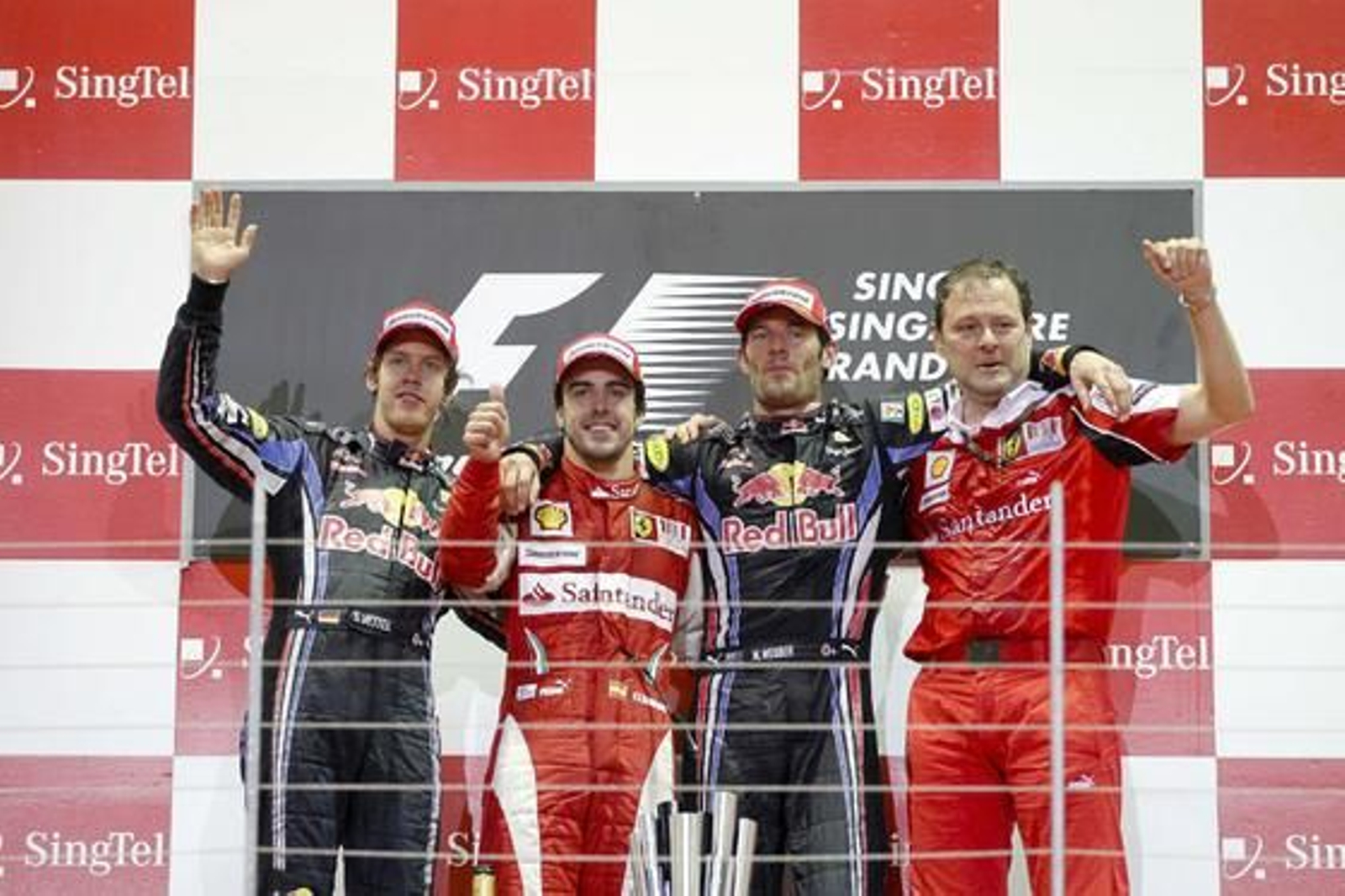 Fernando Alonso se acerca al liderato del Mundial tras ganar el Gran Premio de Singapur. / AFP
