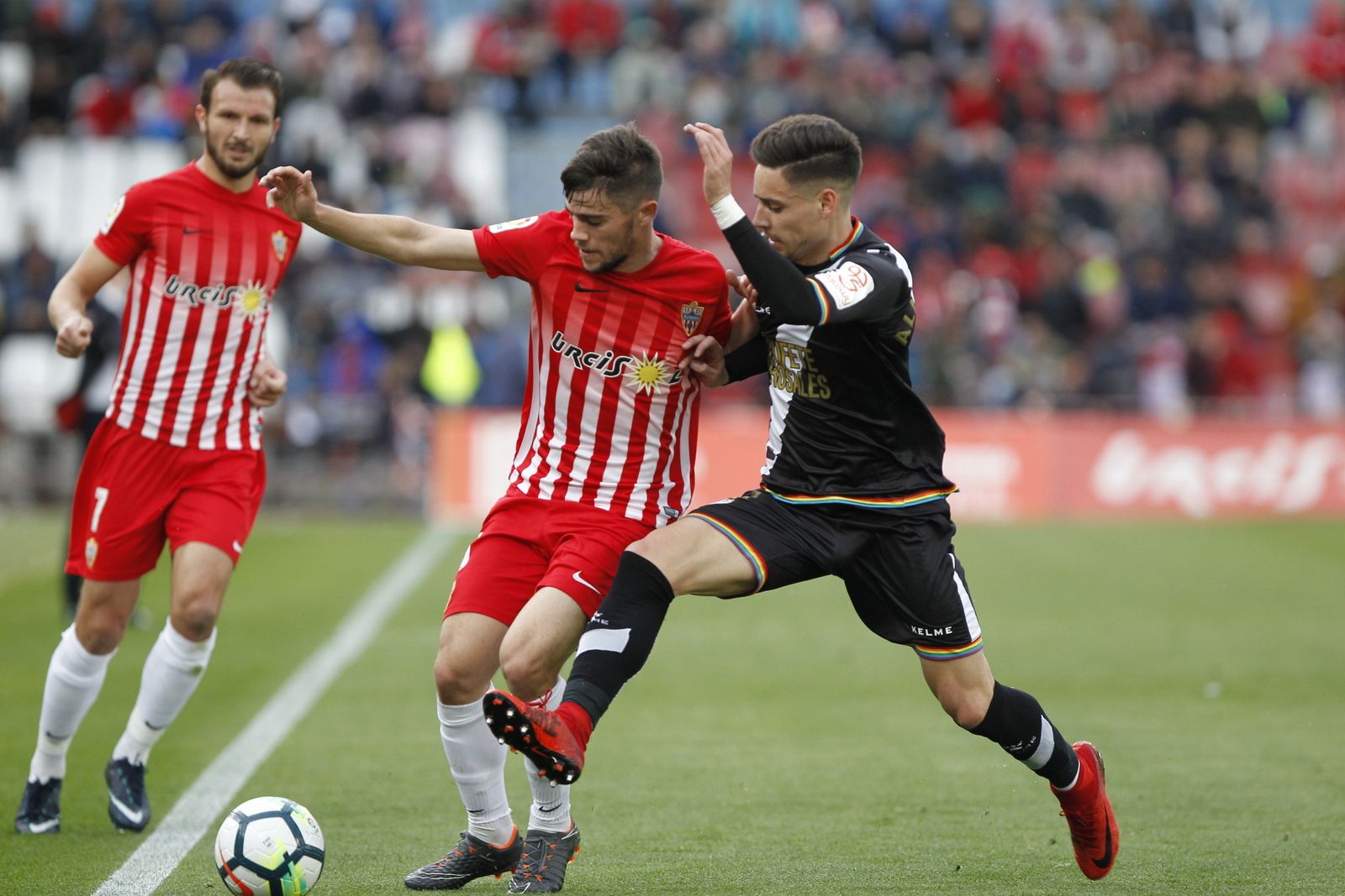 Soleri salta por un balón aéreo con el central rayista Abdoulaye Ba.