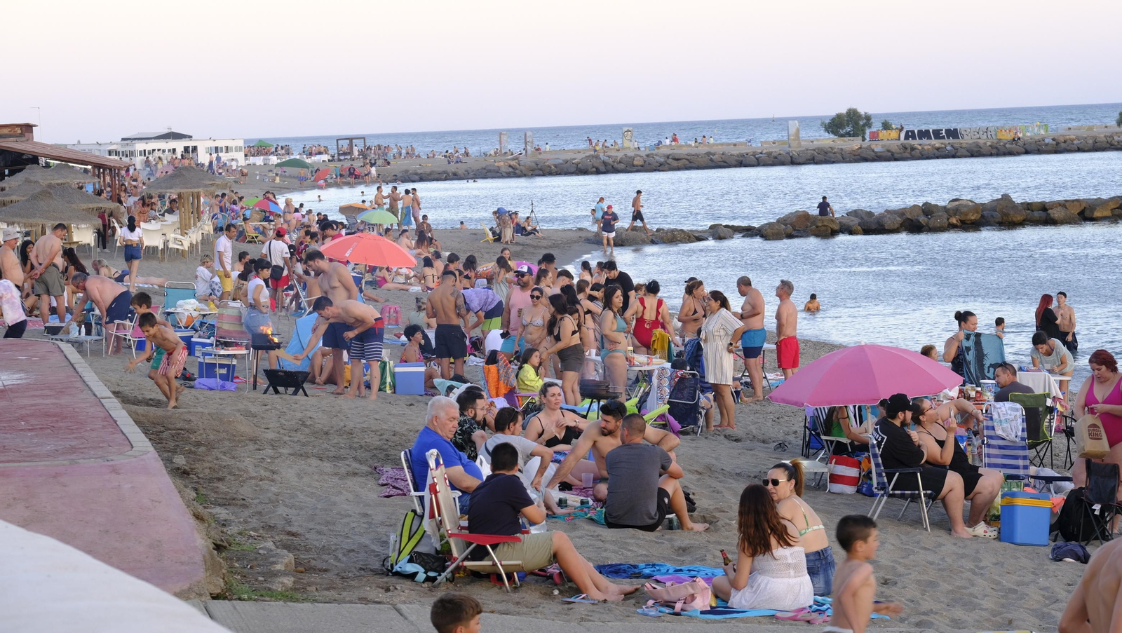 Imágenes de las hogueras de la Noche de San Juan en Almería capital