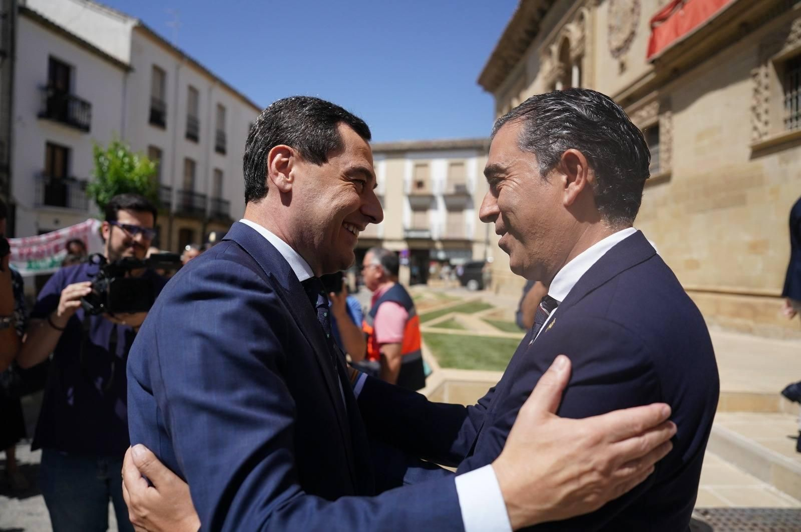 El presidente de la Junta de Andalucía, Juanma Moreno, junto al alcalde de Baeza, Pedro Javier Cabrera.