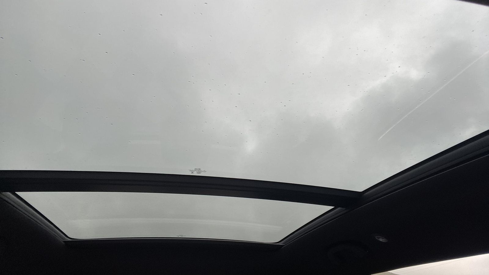 El techo panorámico forma parte de la dotación de serie de estos SUV de origen chino.