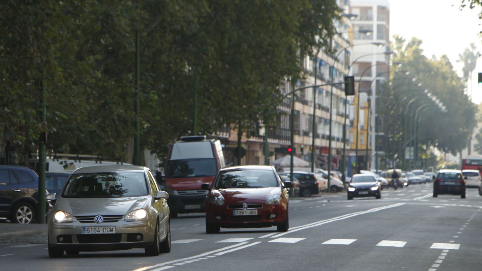 Varios coches circula por la Avenida de Reina Mercedes.