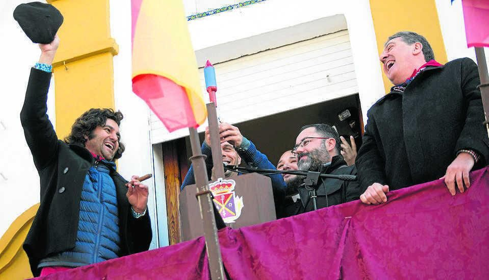 El lanzamiento del "chupinazo" en las fiestas de San Sebastián, en La Puebla del Río, el único cohete que se permitirá.