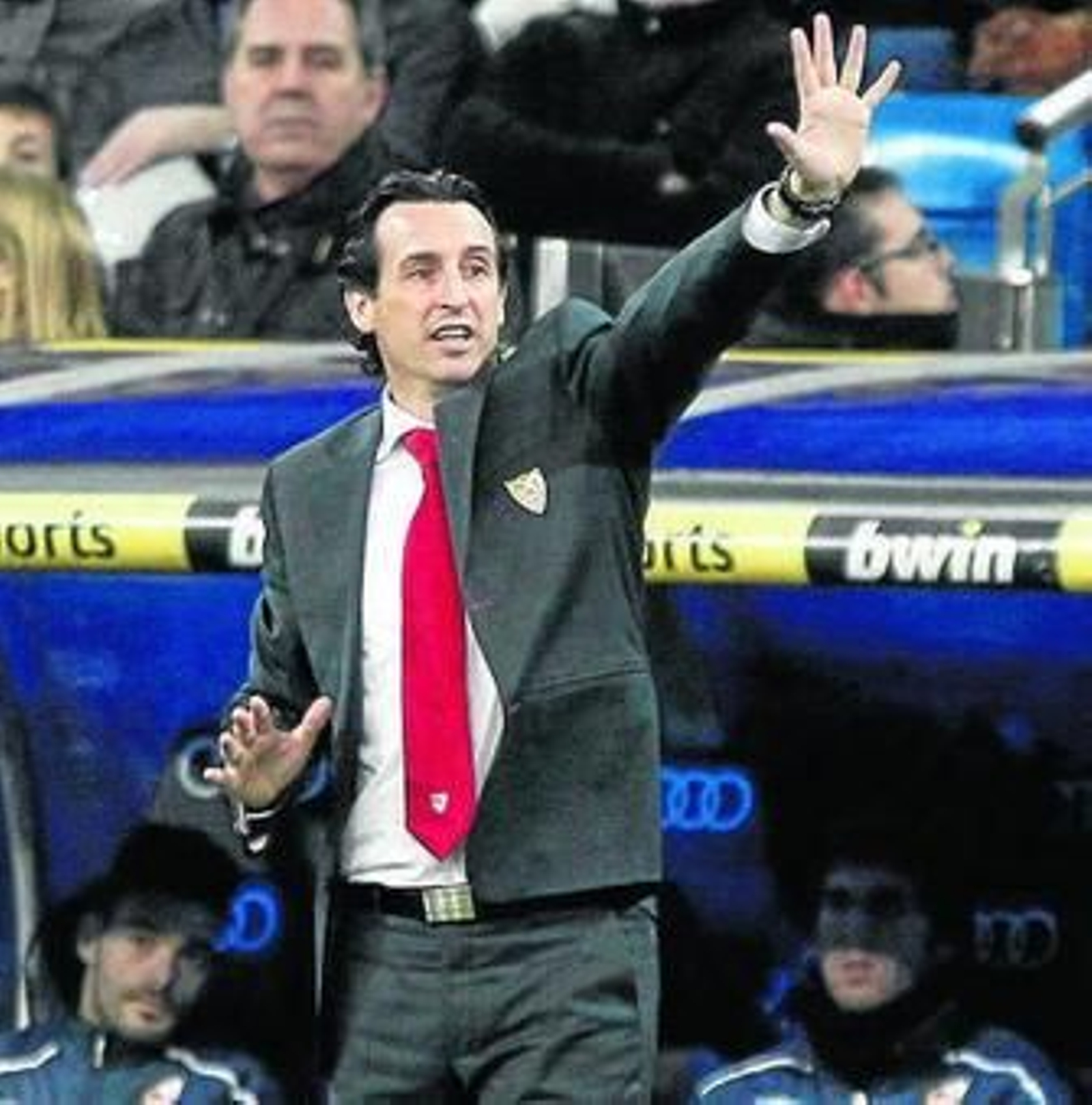 Unai Emery da instrucciones con la mano abierta.