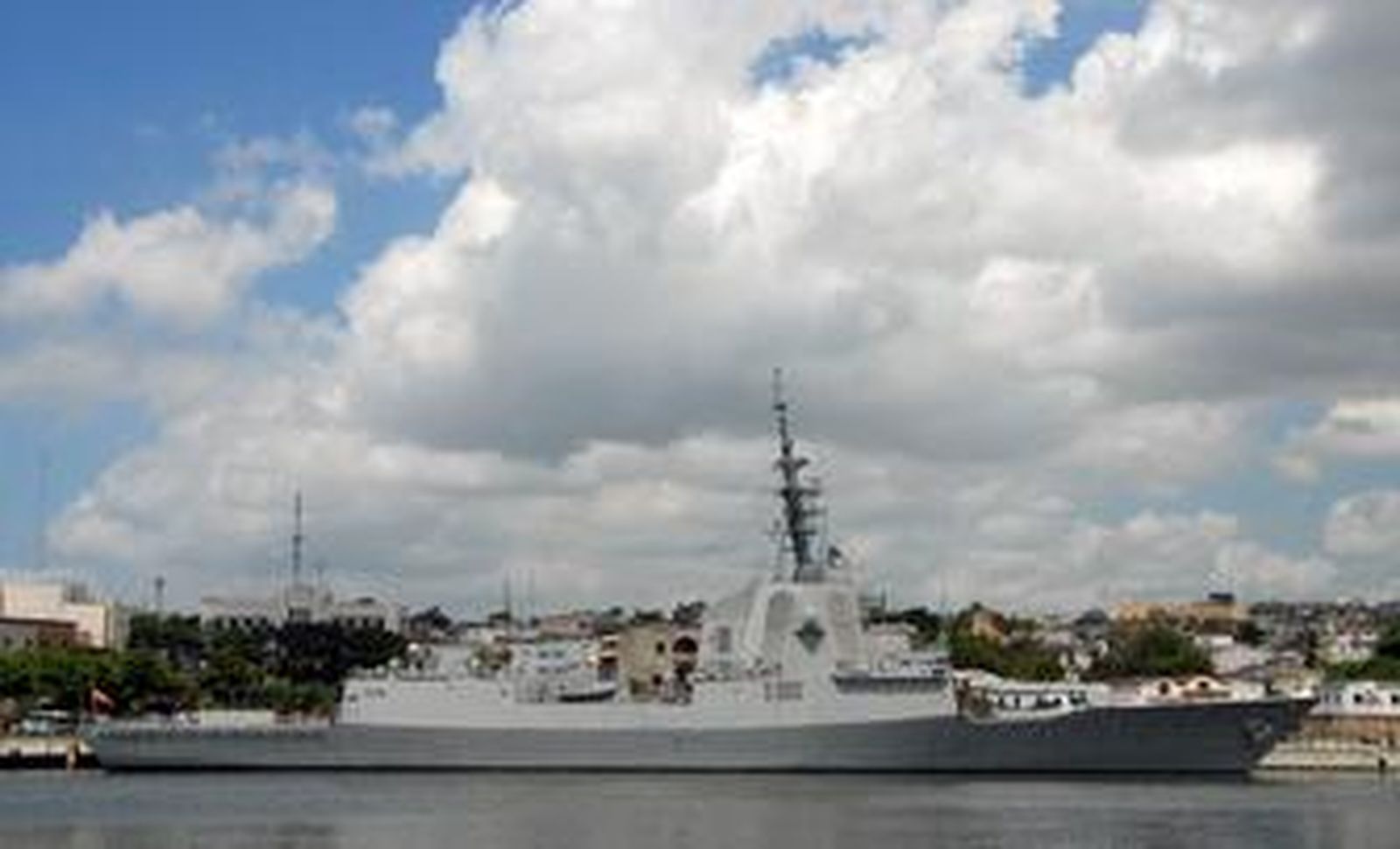 La fragata 'Méndez Núñez', que se dirige a rescatar a los marineros, en Santo Domingo.