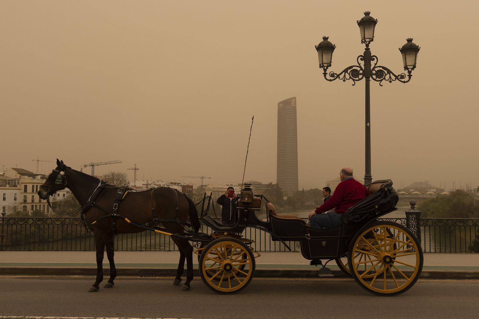 Qué es la calima: el fenómeno por el que llueve barro en Sevilla y otras zonas de Andalucía