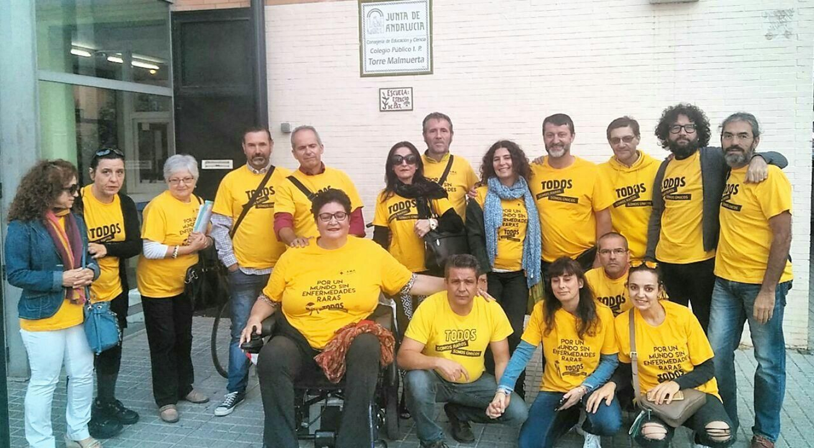 Miembros de la REMPS y concejales de Ganemos muestran su apoyo a la familia afectada.