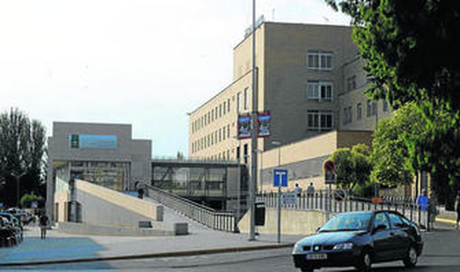 Un vehículo pasa delante de uno de los accesos al Hospital Valle de los Pedroches de Pozoblanco.