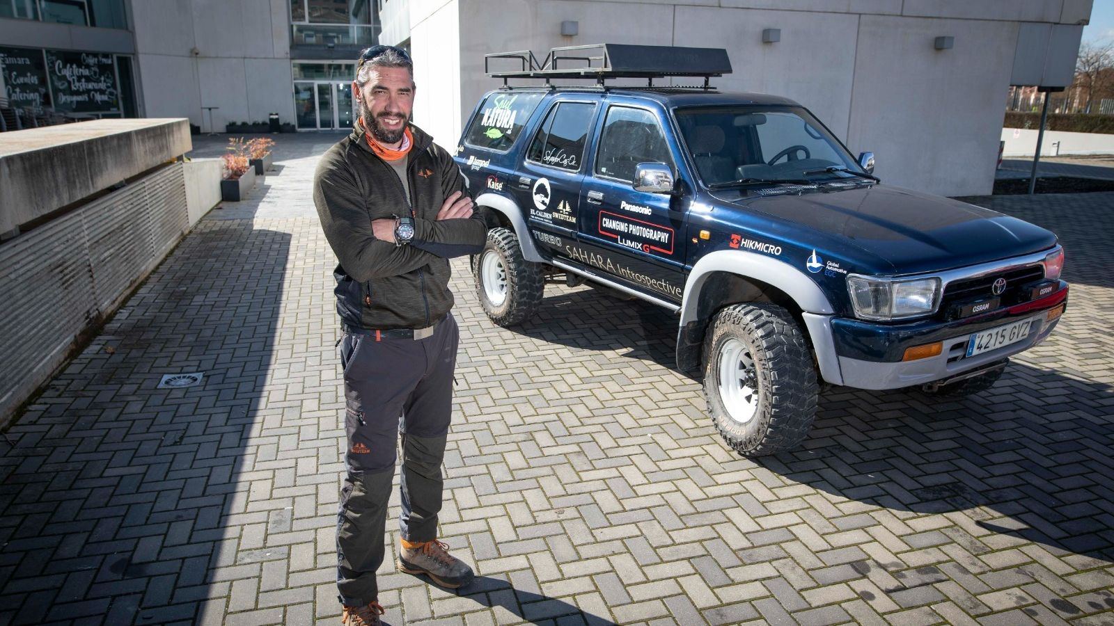 Salvador junto al vehículo del proyecto