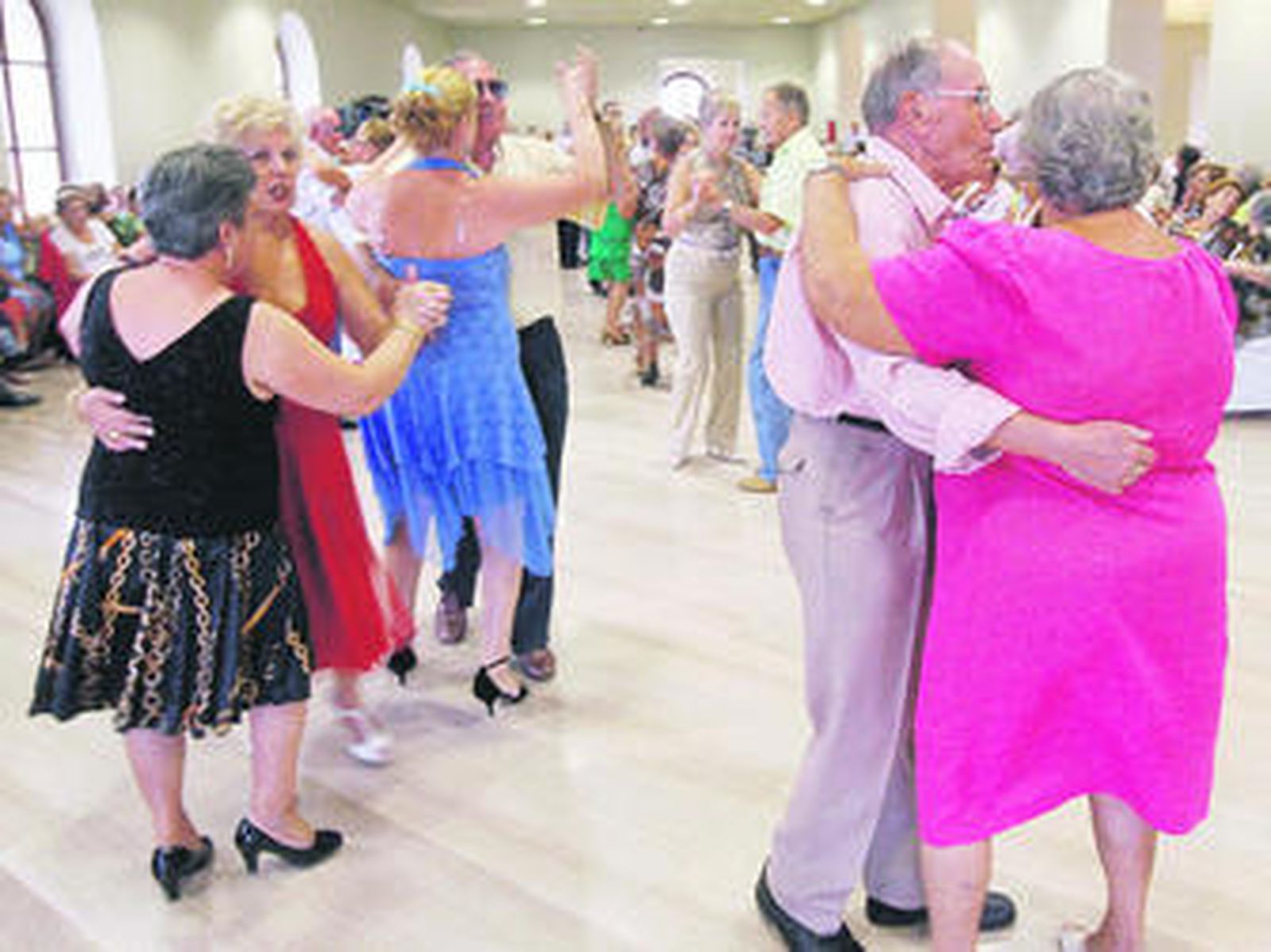Un grupo de mayores bailando en el acto de inauguración de la Semana del Mayor del Ayuntamiento.