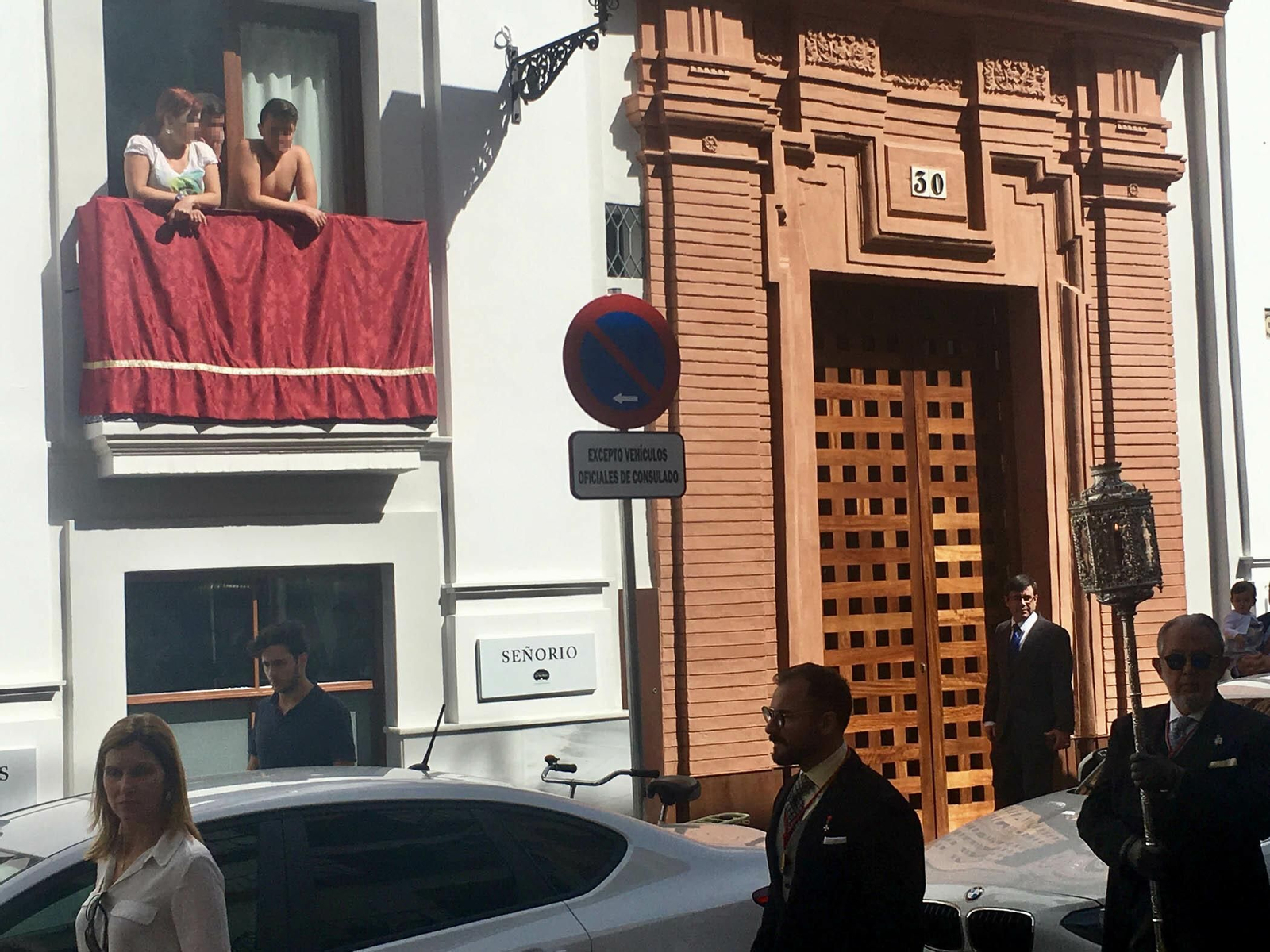 El paso de la comitiva de la Sacramental del Sagrario por Argote de Molina