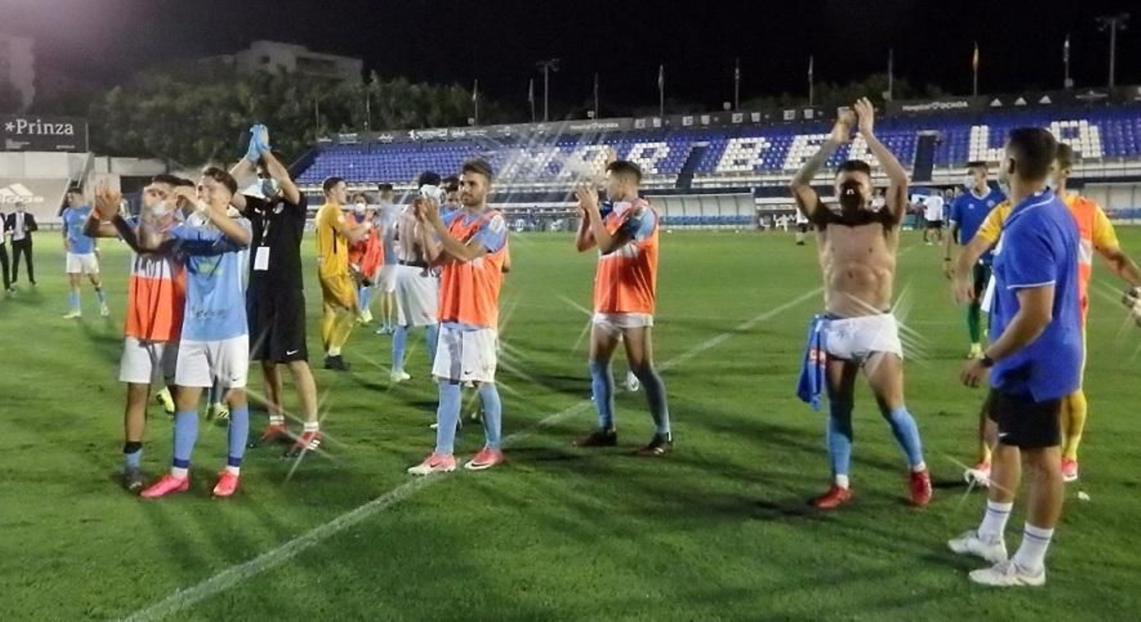 Los jugadores del Ciudad de Lucena celebran su victoria ante el Xerez DFC.