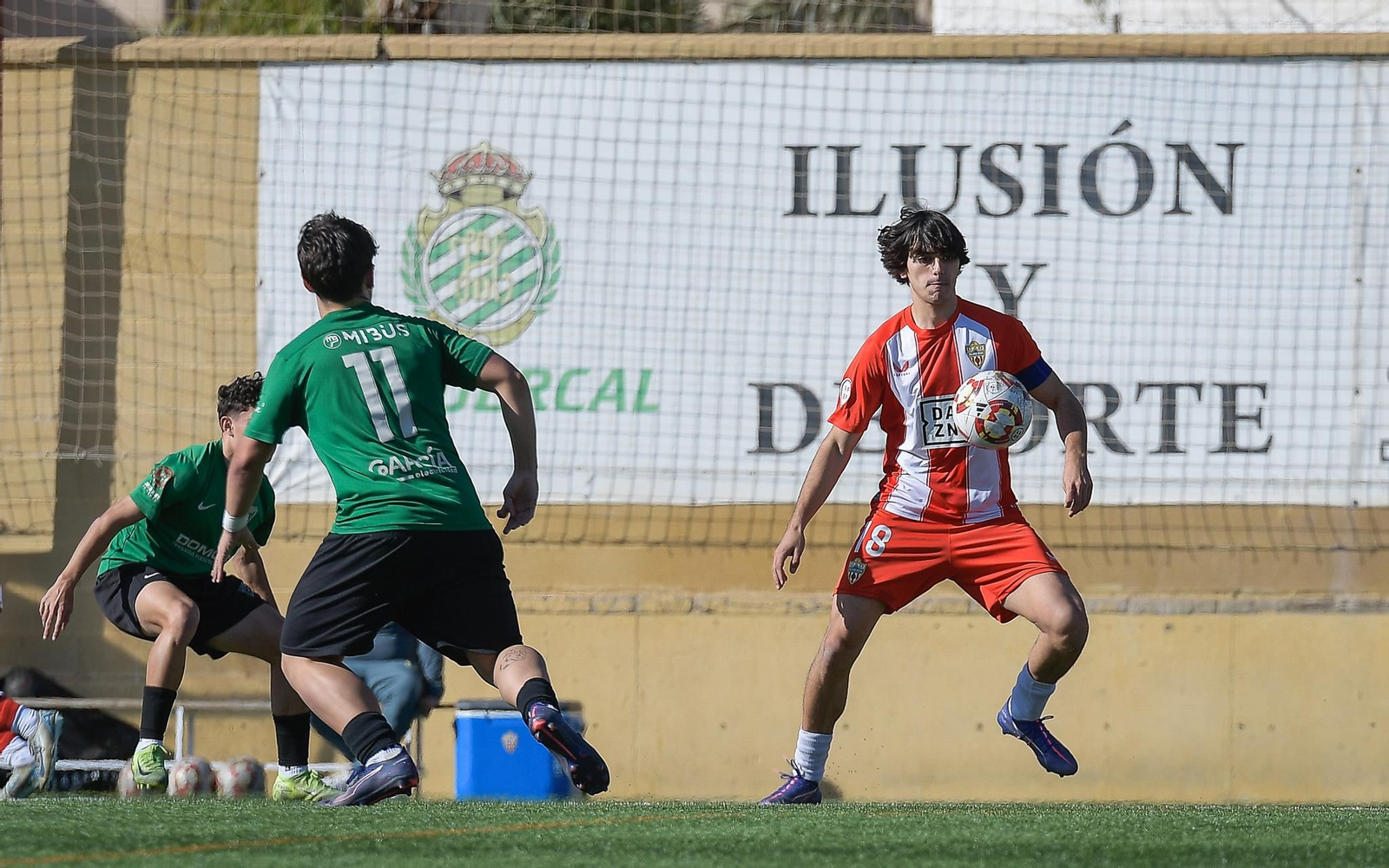 El rojiblanco Fernando Sastre recibe el balón durante un encuentro de esta temporada disputado en el Francisco Pomedio.