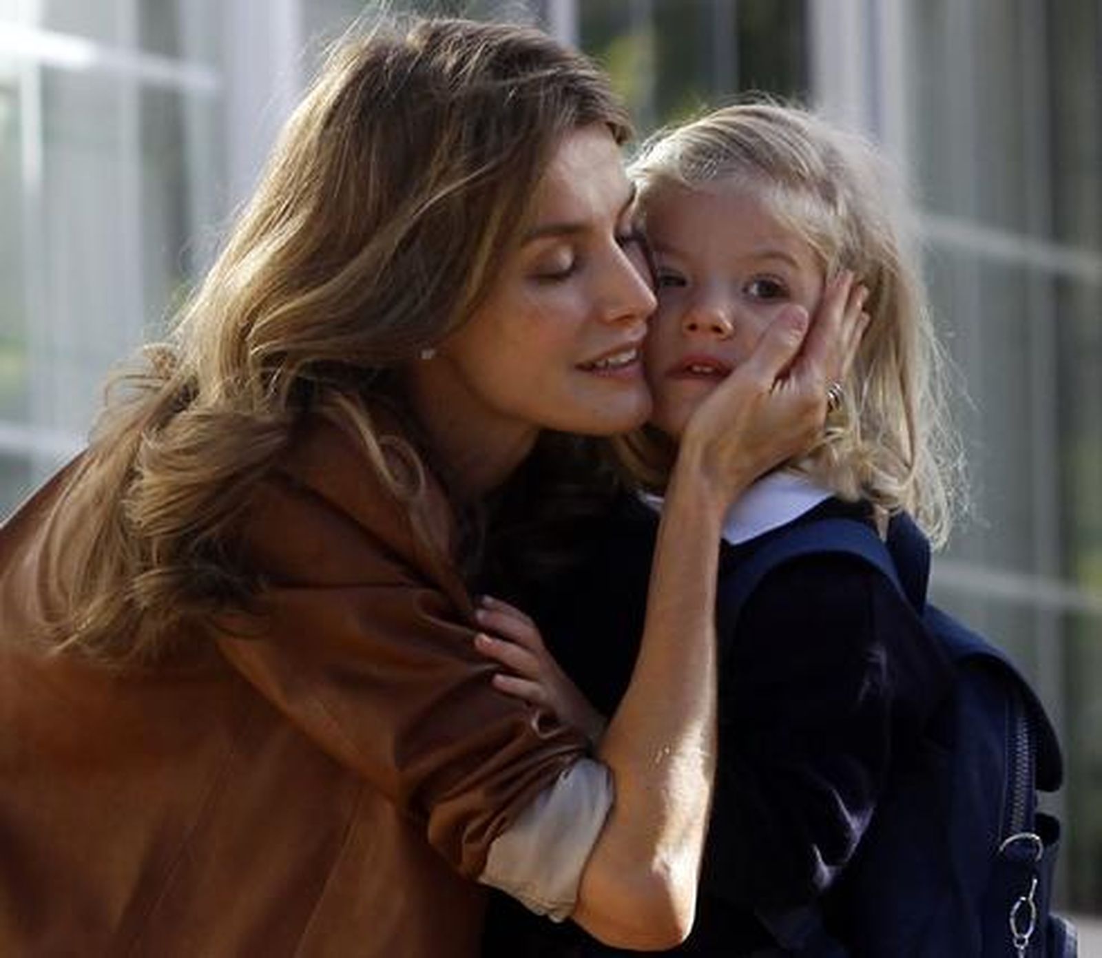 Las infantas Leonor y Sofía asisten a su primer día de colegio acompañadas de sus padres. / Reuters
