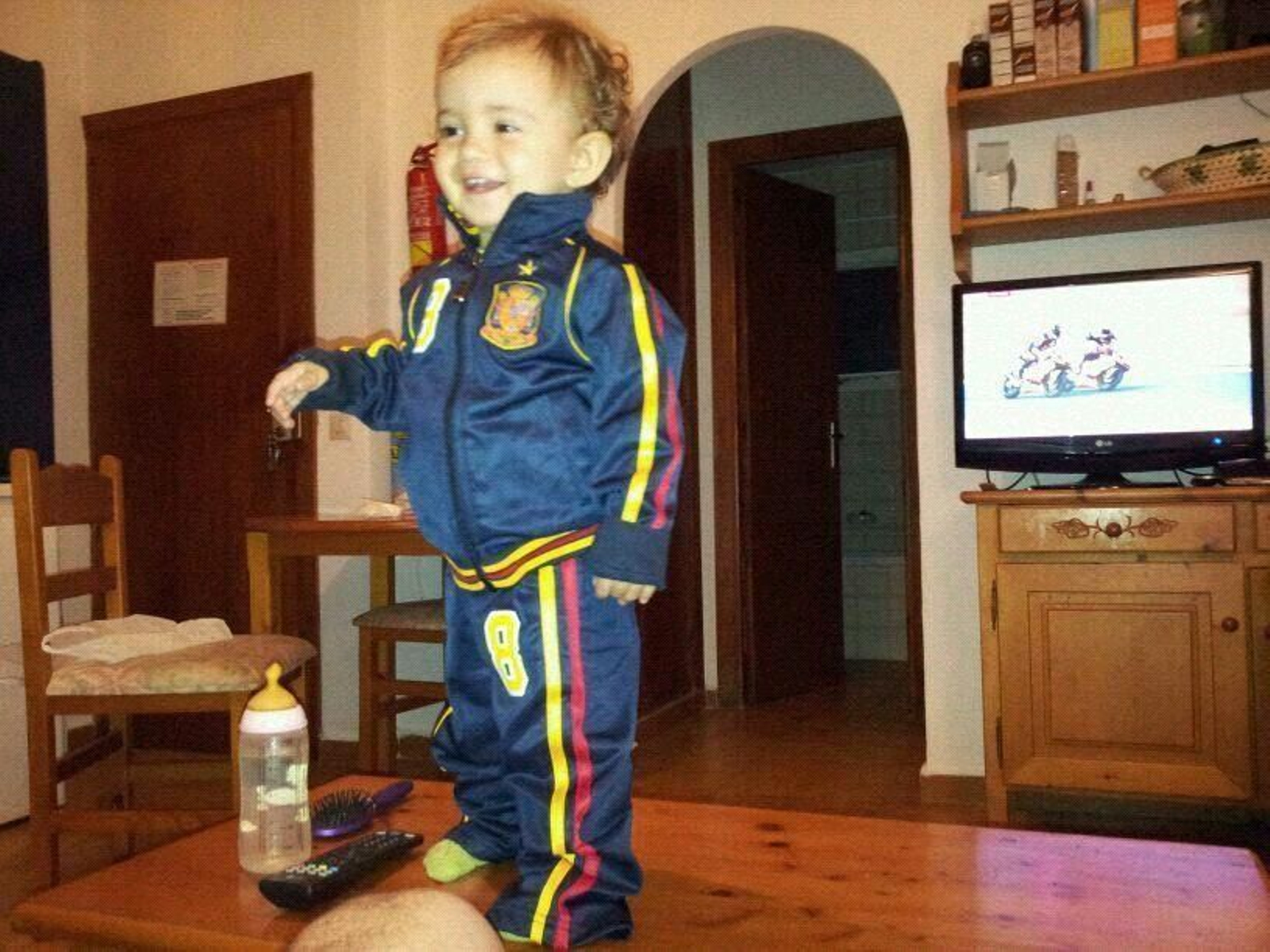 Míriam Cuerda, la pequeña de La Palma del Condado, con un chándal de la selección.