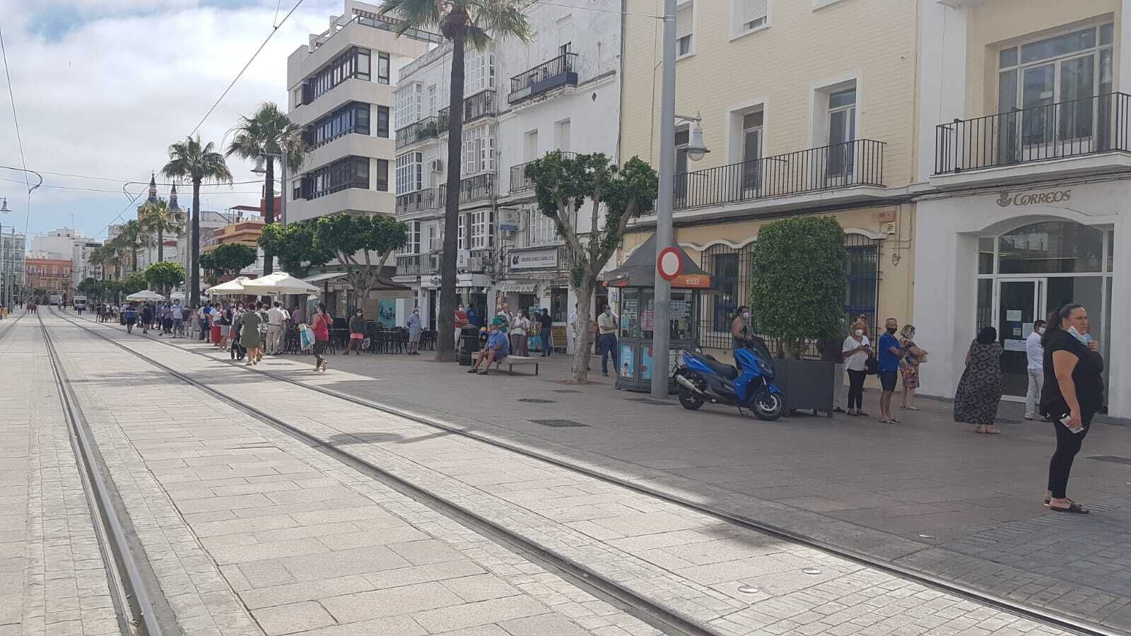 Ciudadanos haciendo cola en la calle Real para ser atendidos en Correos.