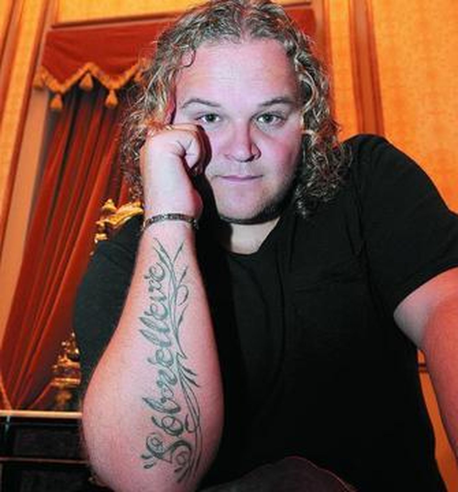 Ezequiel Benítez, junto al 'zepelín' instalado en los jardines del Museo de la Atalaya.