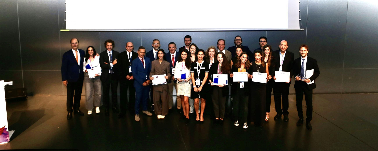 Foto de familia de los premiados en el congreso anual de la Sociedad Española de Prótesis Estomatológica y Estética (SEPES) Foto de familia de los premiados en el congreso anual de la Sociedad Española de Prótesis Estomatológica y Estética (SEPES)