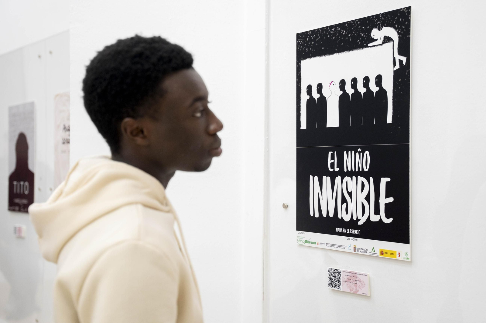 Las imágenes de la exposición "Carteles para un Gallo Pedro" en Almería