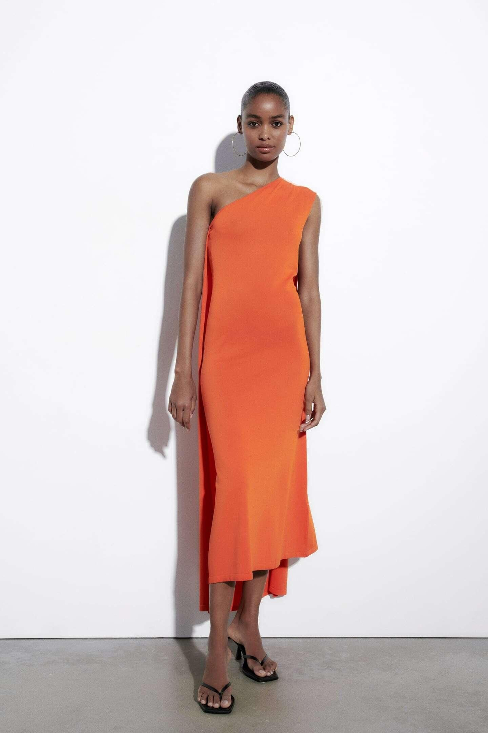 Vestido naranja de Zara.