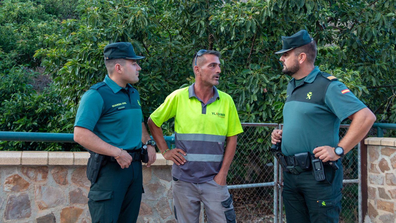 Los dos agentes junto a Joaquín, el trabajador municipal de Ítrabo que los acompañó