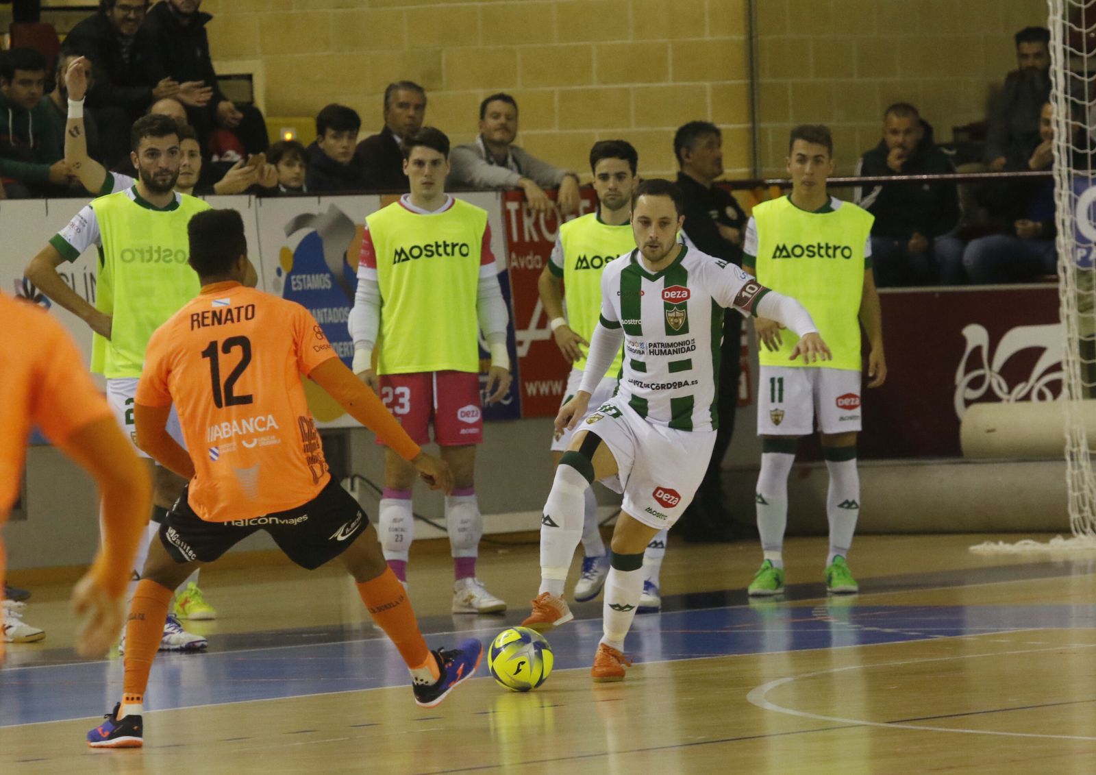 Manu Leal encara a Renato en el último partido en casa ante el Burela.