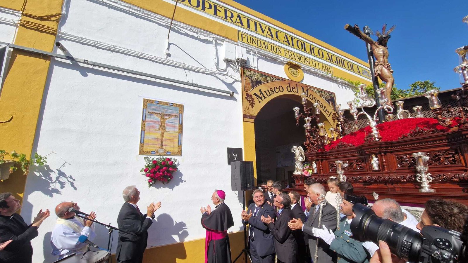 Un momento de la histórica visita del Cristo de las Misericordias a la Bodega Cooperativa Católico Agrícola.