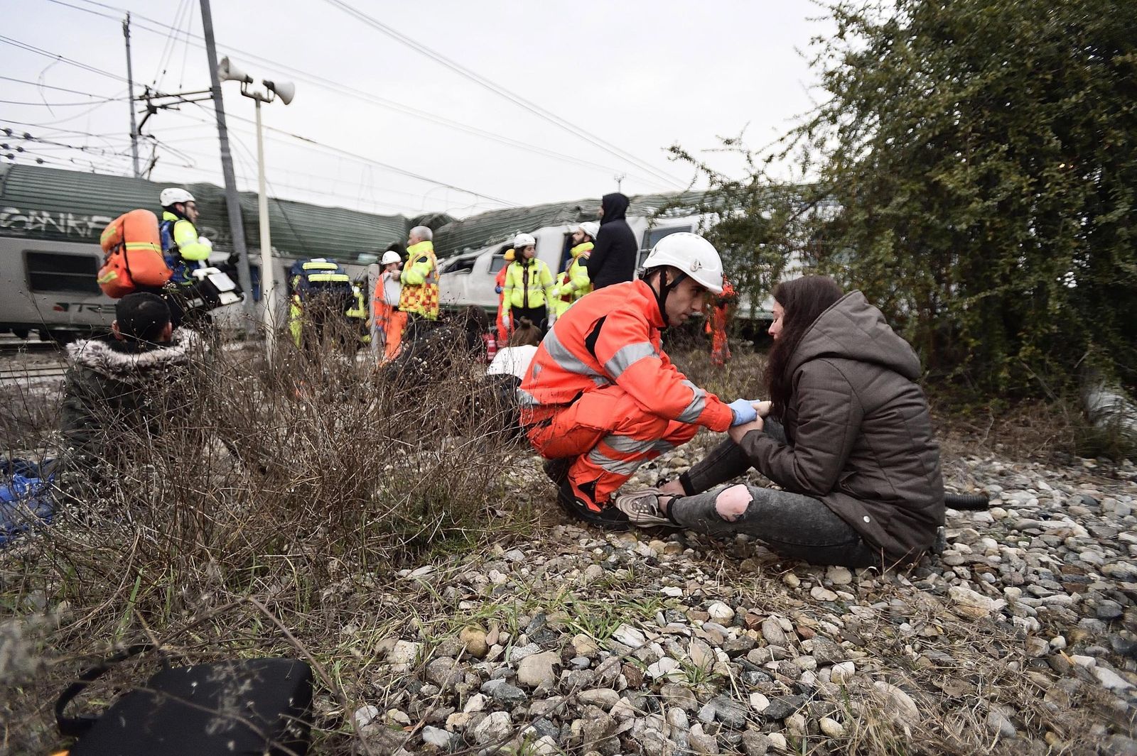 Imágenes del tren descarrilado en la provincia de Milán