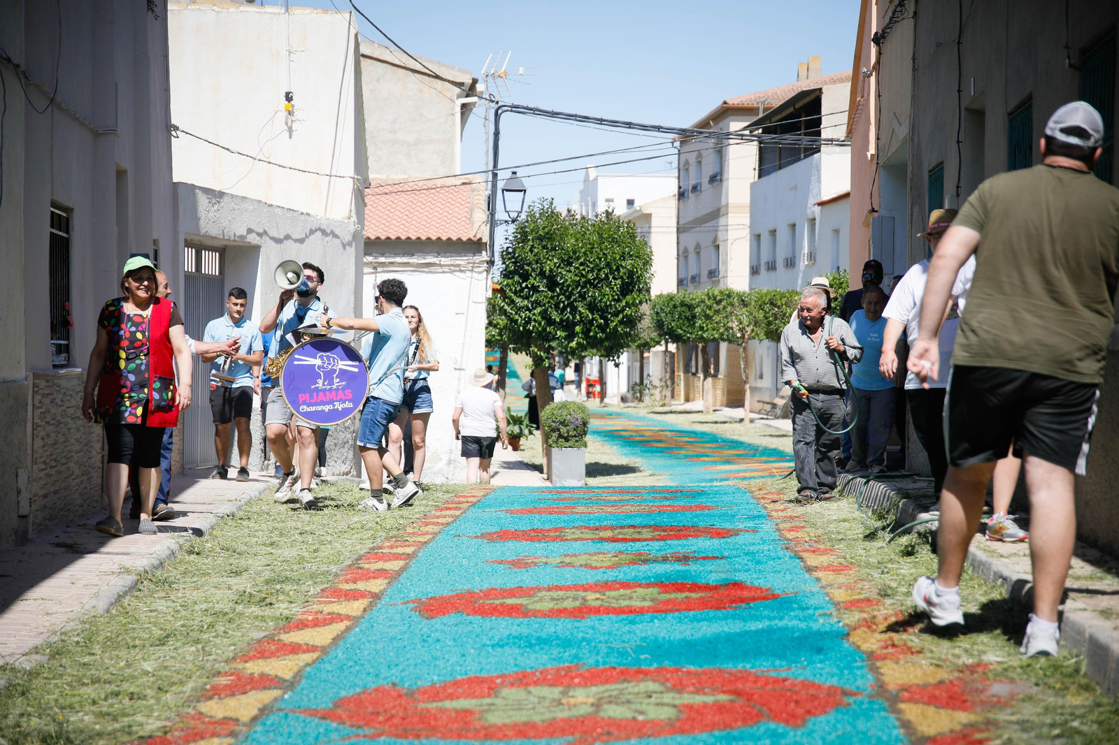 Así es la gran alfombra de serrín para que levite la Virgen de Fátima de Tíjola