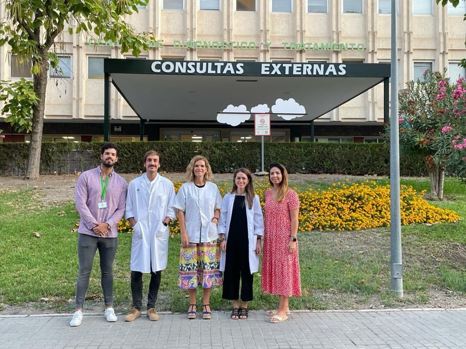 En el centro, Carmen González, coordinadora del Plan, junto al equipo de la Unidad de Cefaleas del Virgen del Rocío.