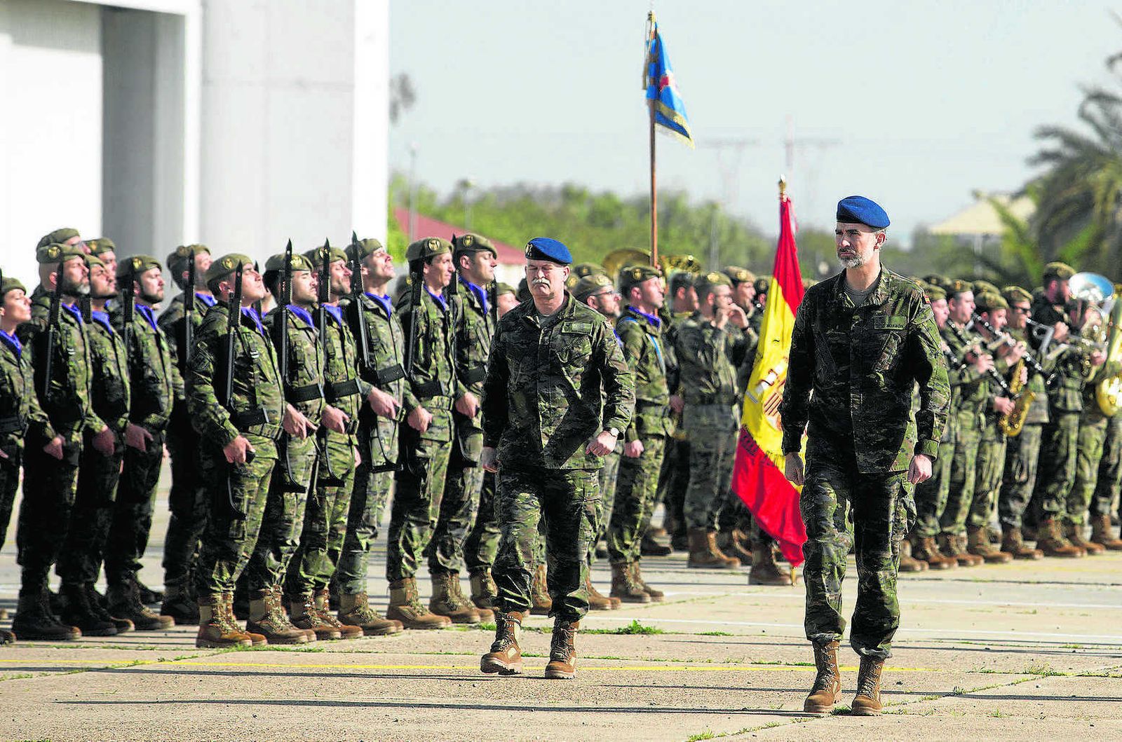 El Rey Don Felipe pasa revista a la tropa, ayer en la base del Copero.