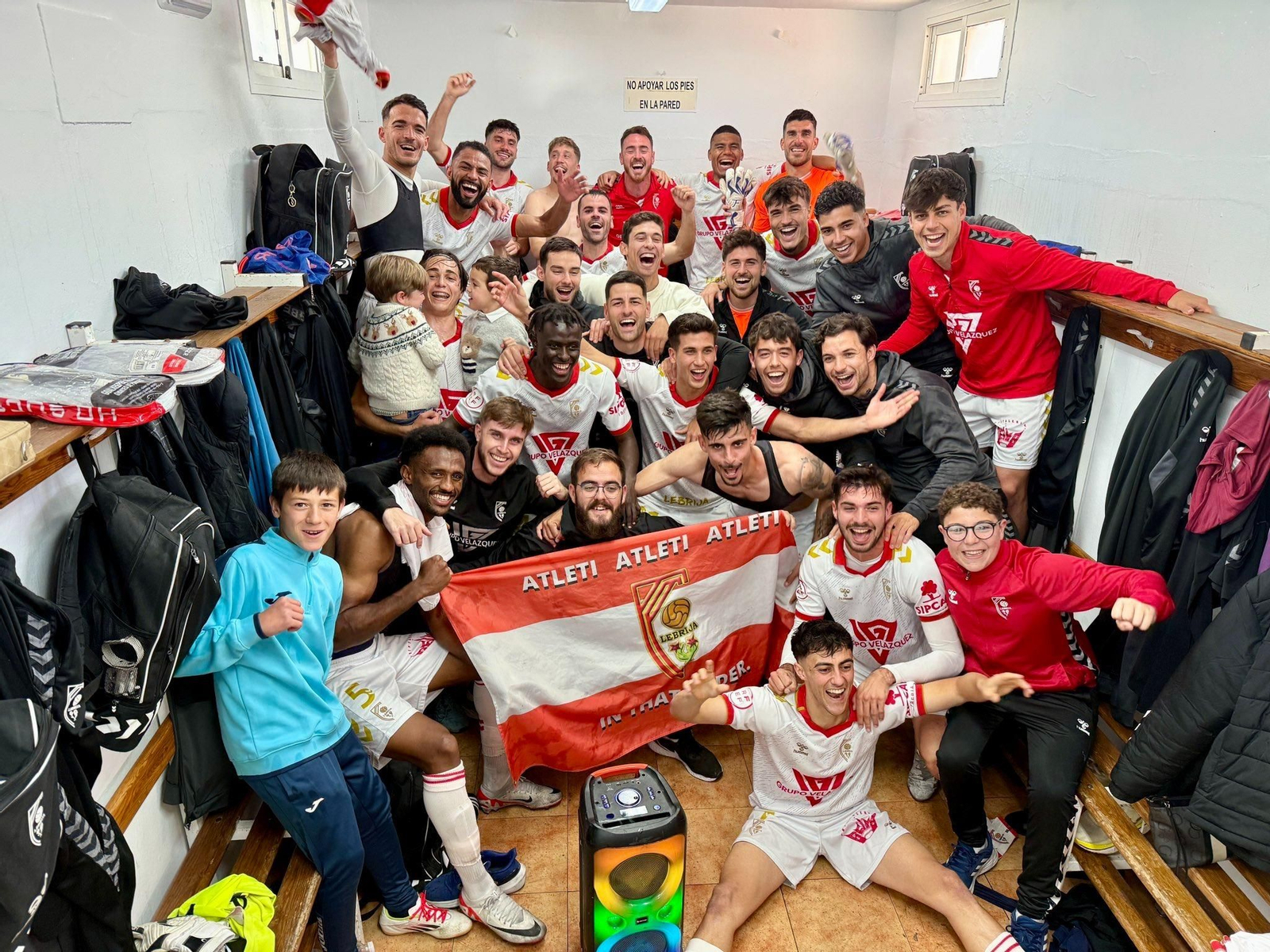 La plantilla del Antoniano festeja su triunfo sobre el Don Benito