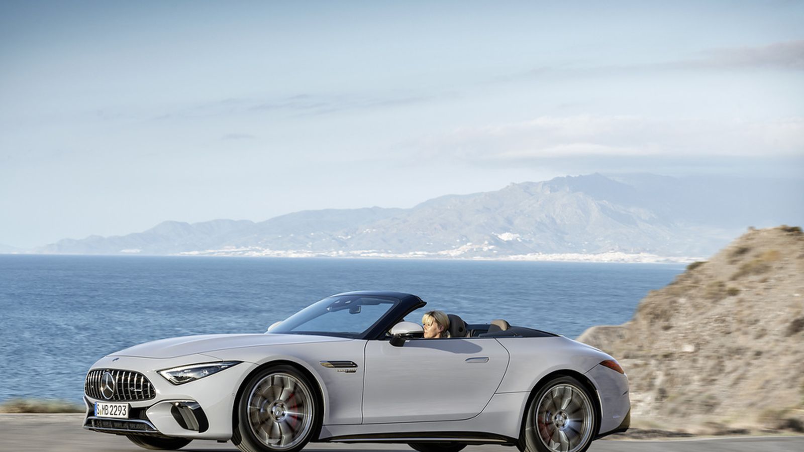 Las prestaciones son, en los dos casos, dignas de lo que es el SL: un roadster deportivo con el sello de AMG.