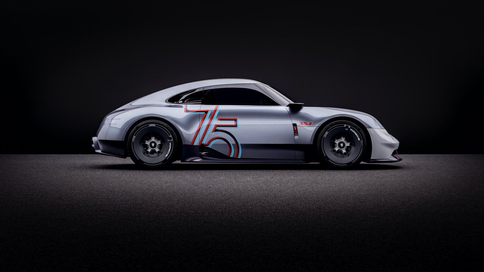 El equipo de diseño de la marca, junto con Michael Mauer, el responsable del área , han creado una línea de techo que desciende progresivamente hasta la zona trasera.