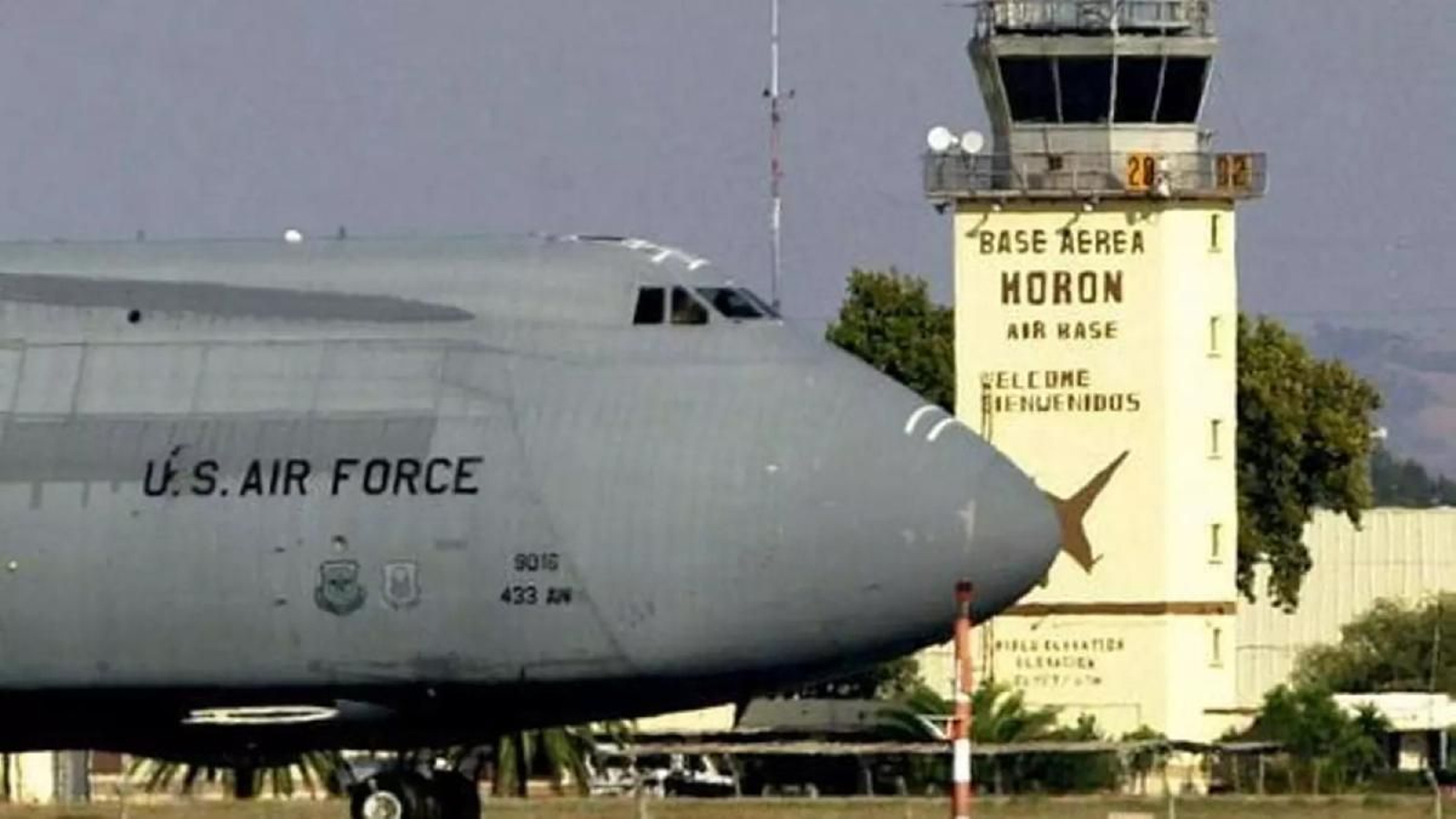 Un avión norteamericano en la Base de Morón en Sevilla
