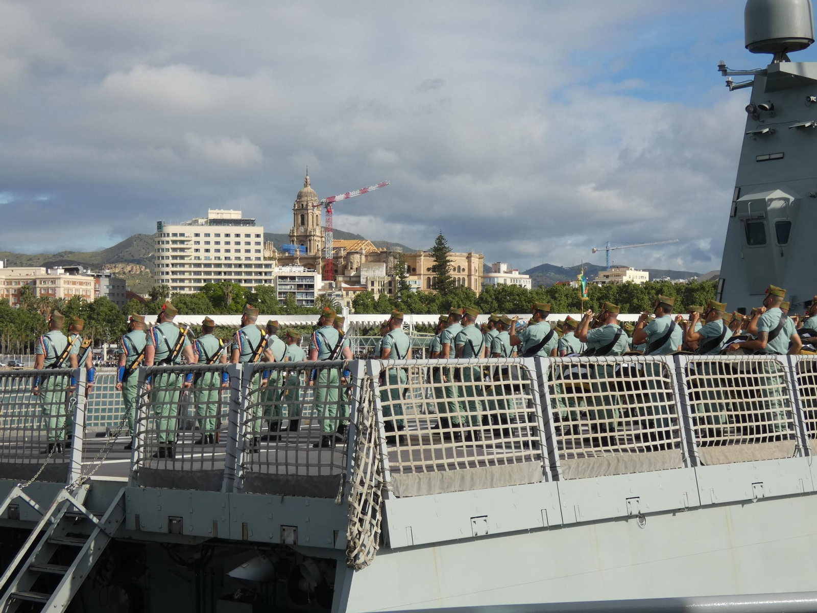 El desembarco de la Legión en el puerto de Málaga este Jueves Santo, en fotos