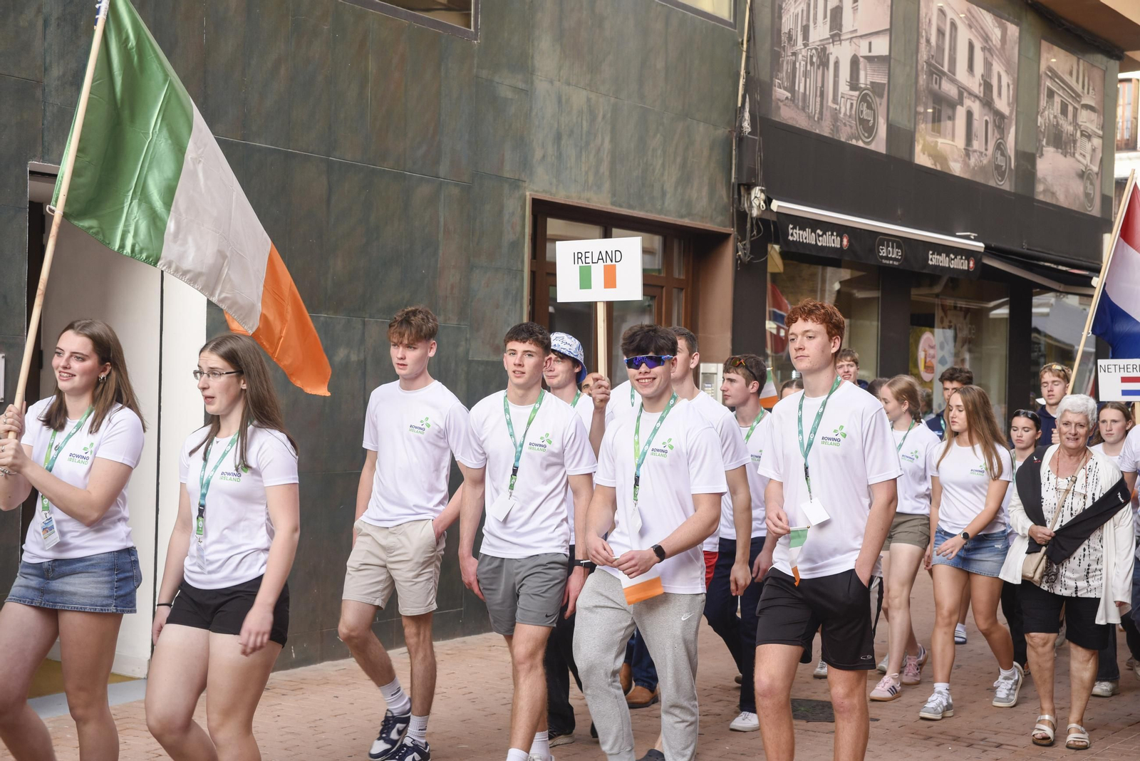 Las fotos del desfile de participantes de la Copa de la Juventud Europea de remo beach sprint de La Línea