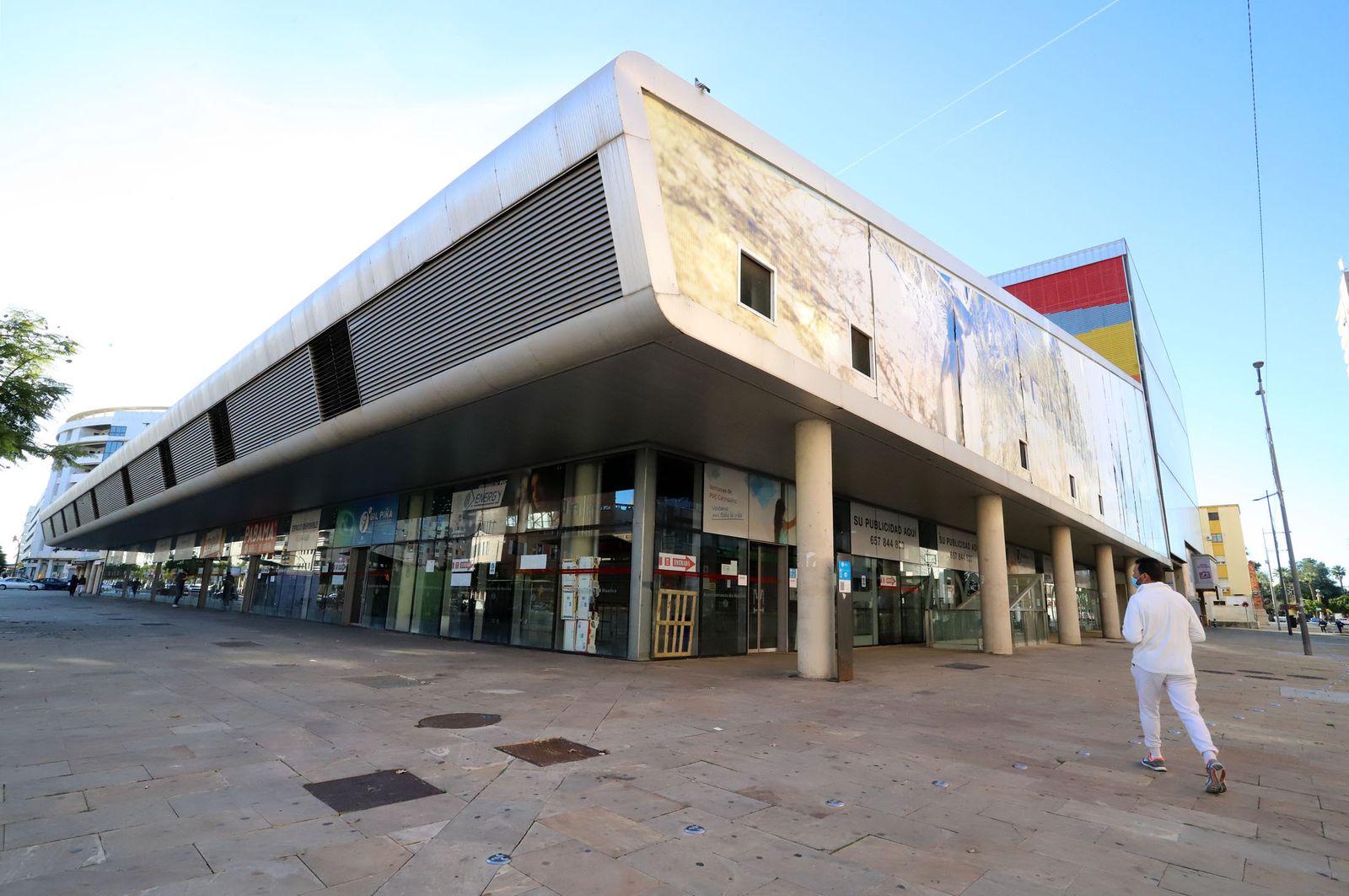 Exterior del Mercado del Carmen, cuyos comerciantes recibirán el respaldo del Ayuntamiento tras la moción aprobada ayer por el Pleno.
