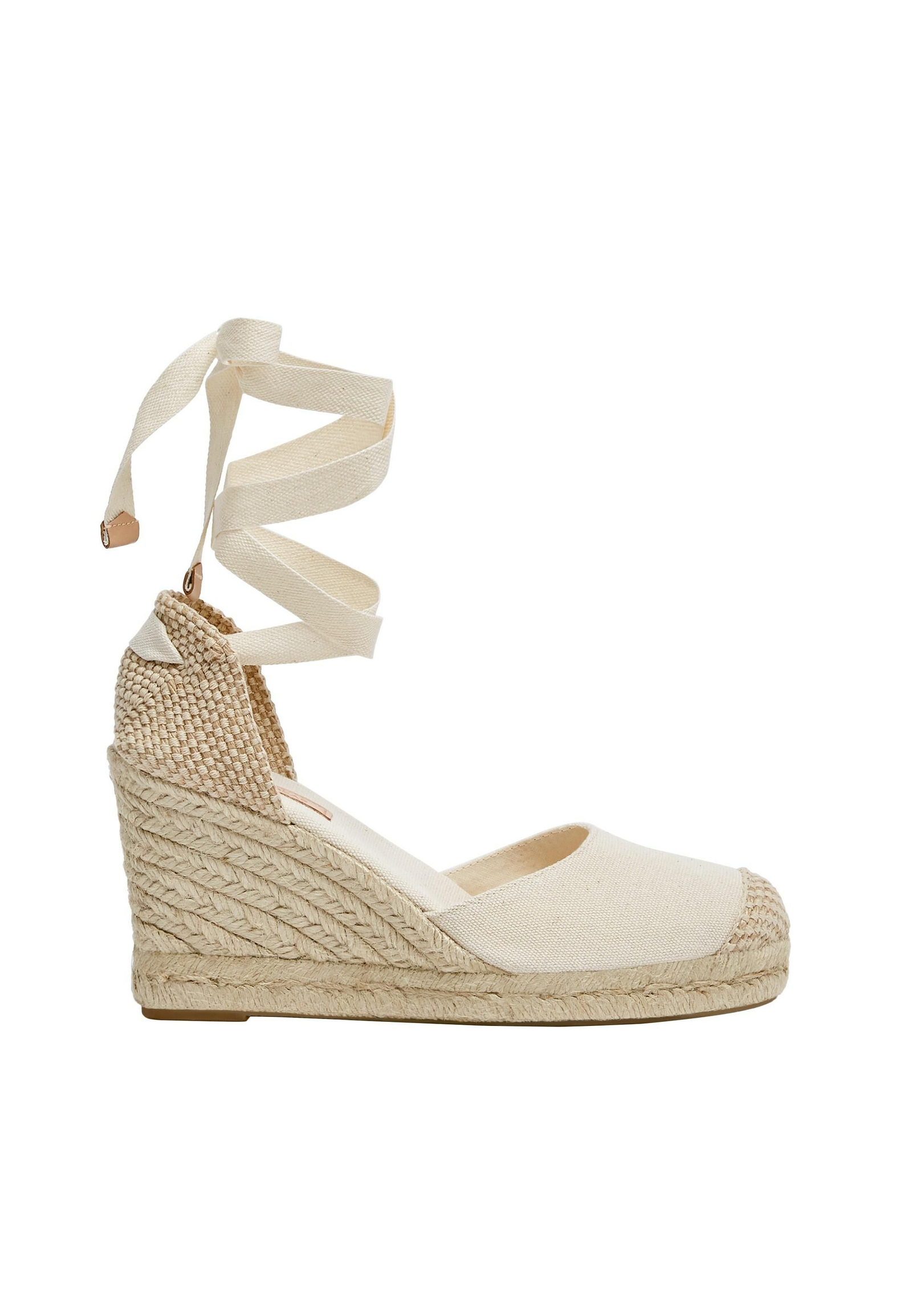 Cuñas de esparto, el calzado ideal para flamenca, mas de moda que nunca